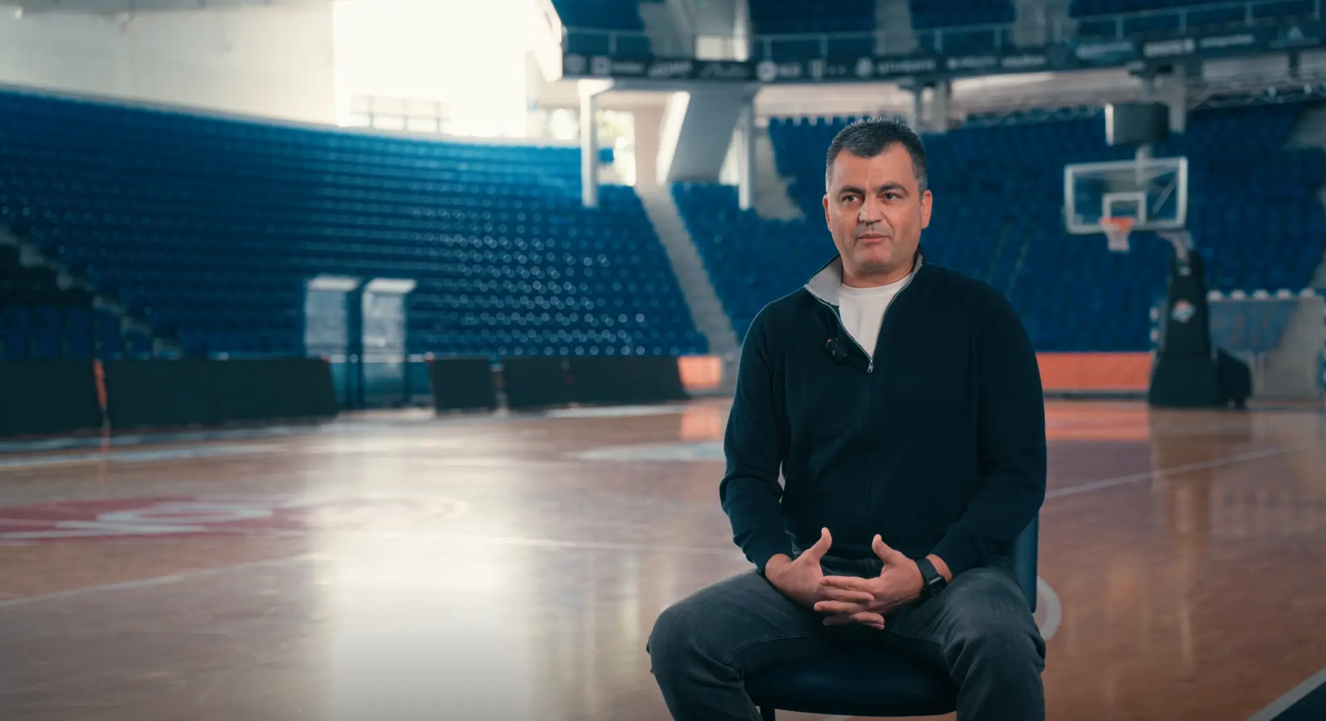 Sagovornik tokom intervjua u sportskoj dvorani.