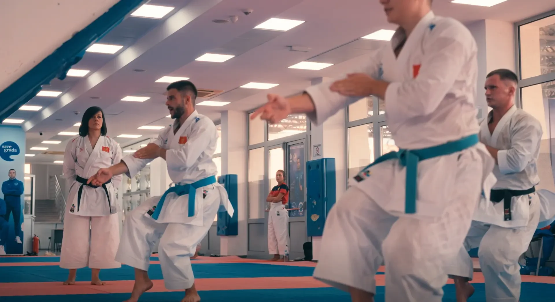 Djeca u kimonima vježbaju tehniku u sali.