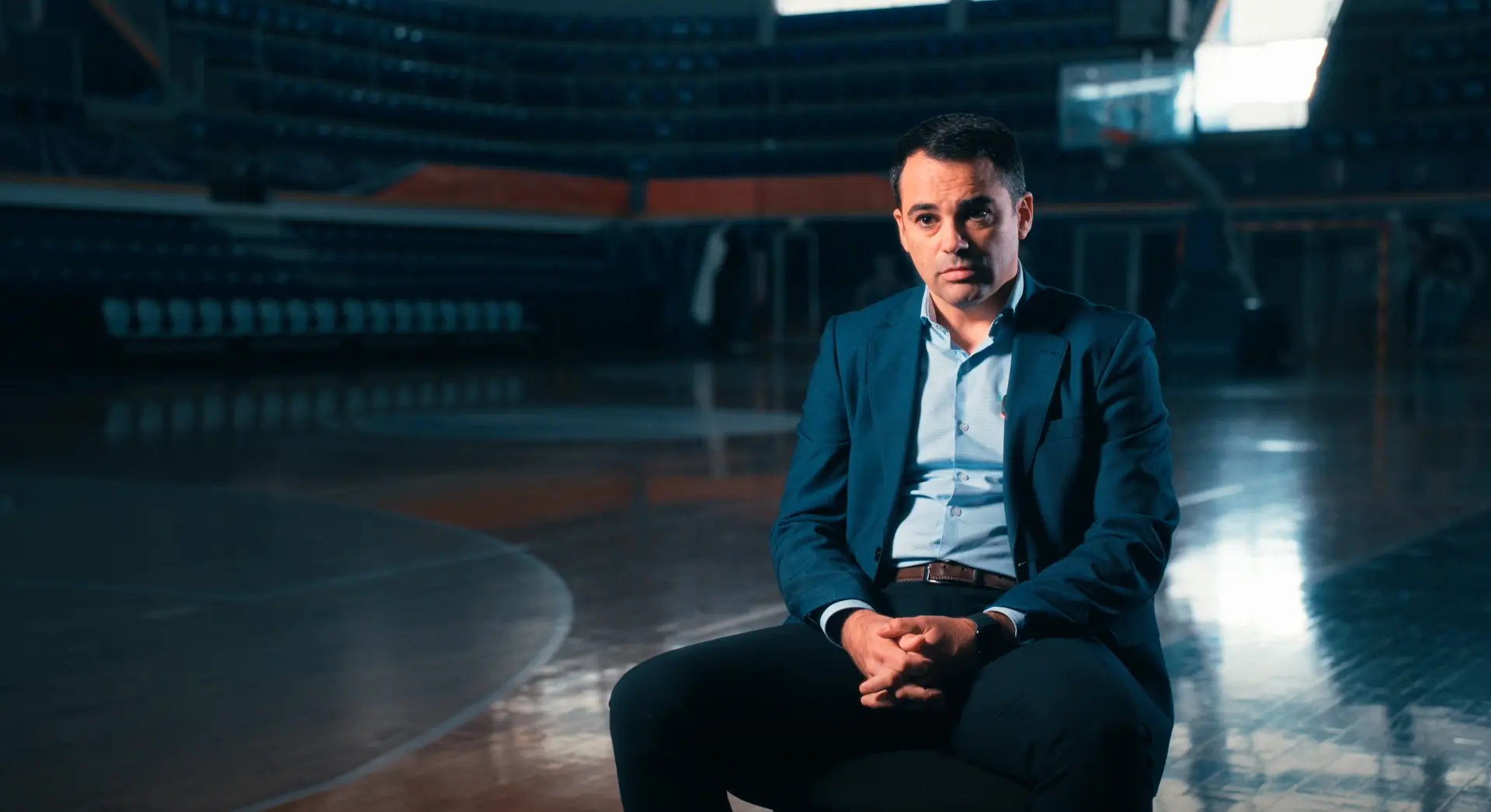 Dušan Raičević tokom intervjua u sportskoj dvorani.