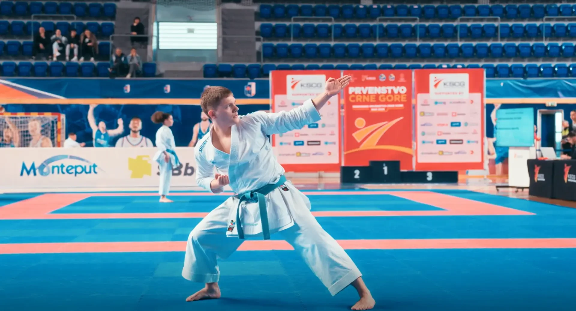 Sportista izvodi katu na takmičarskom tatamiju.